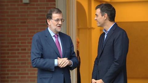 Mariano Rajoy recibe a Pedro Sánchez en La Moncloa