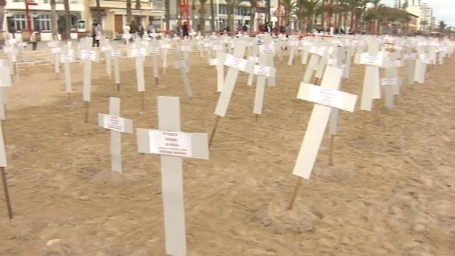 Mausoleo por las víctimas de la violencia machista en la playa de Vinaroz (Castellón)