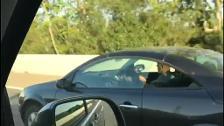 Graban a un conductor tocando la guitarra al volante en una autopista de Mallorca