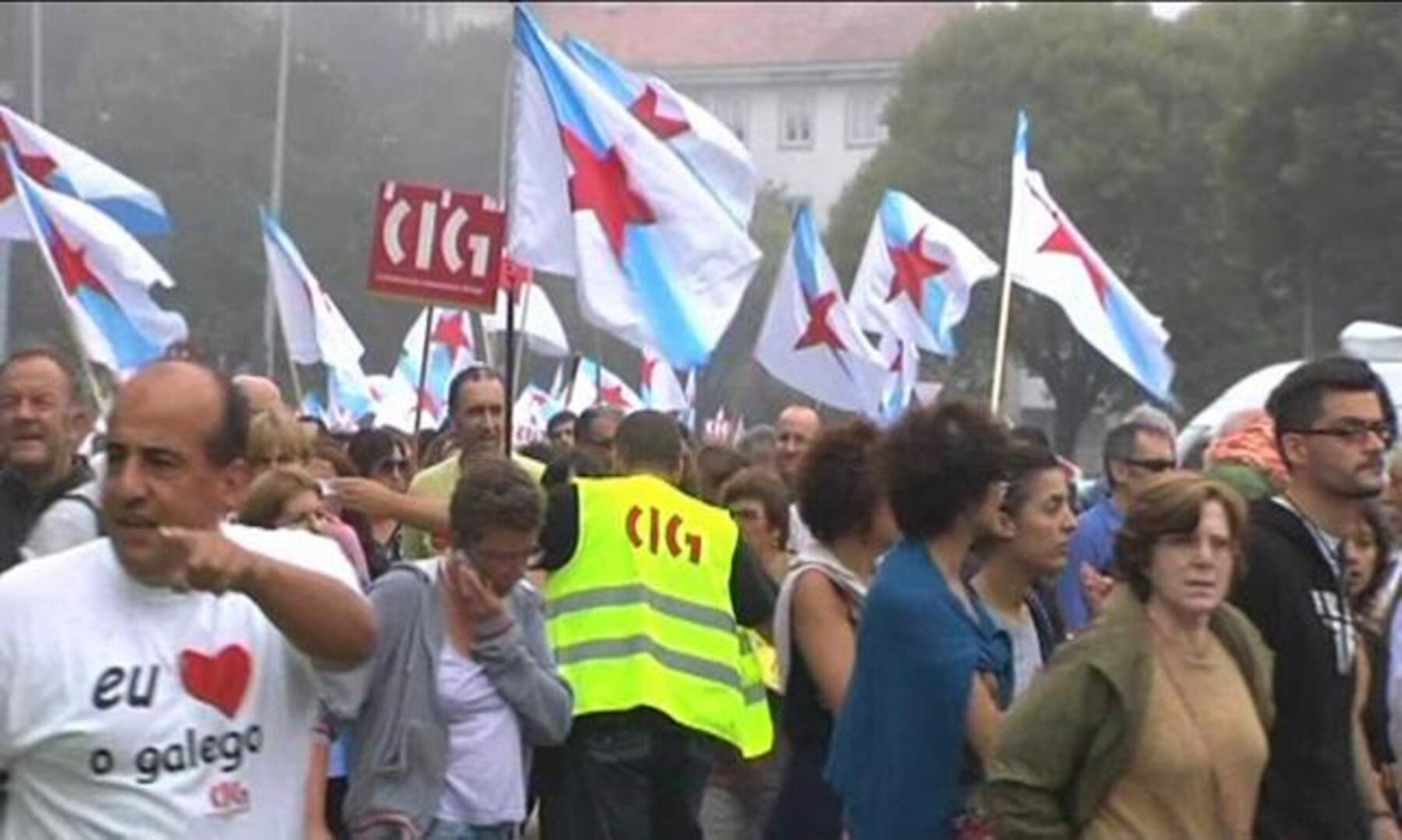Miles de profesores gallegos se manifiestan contra «los recortes» y el aumento de horas lectivas