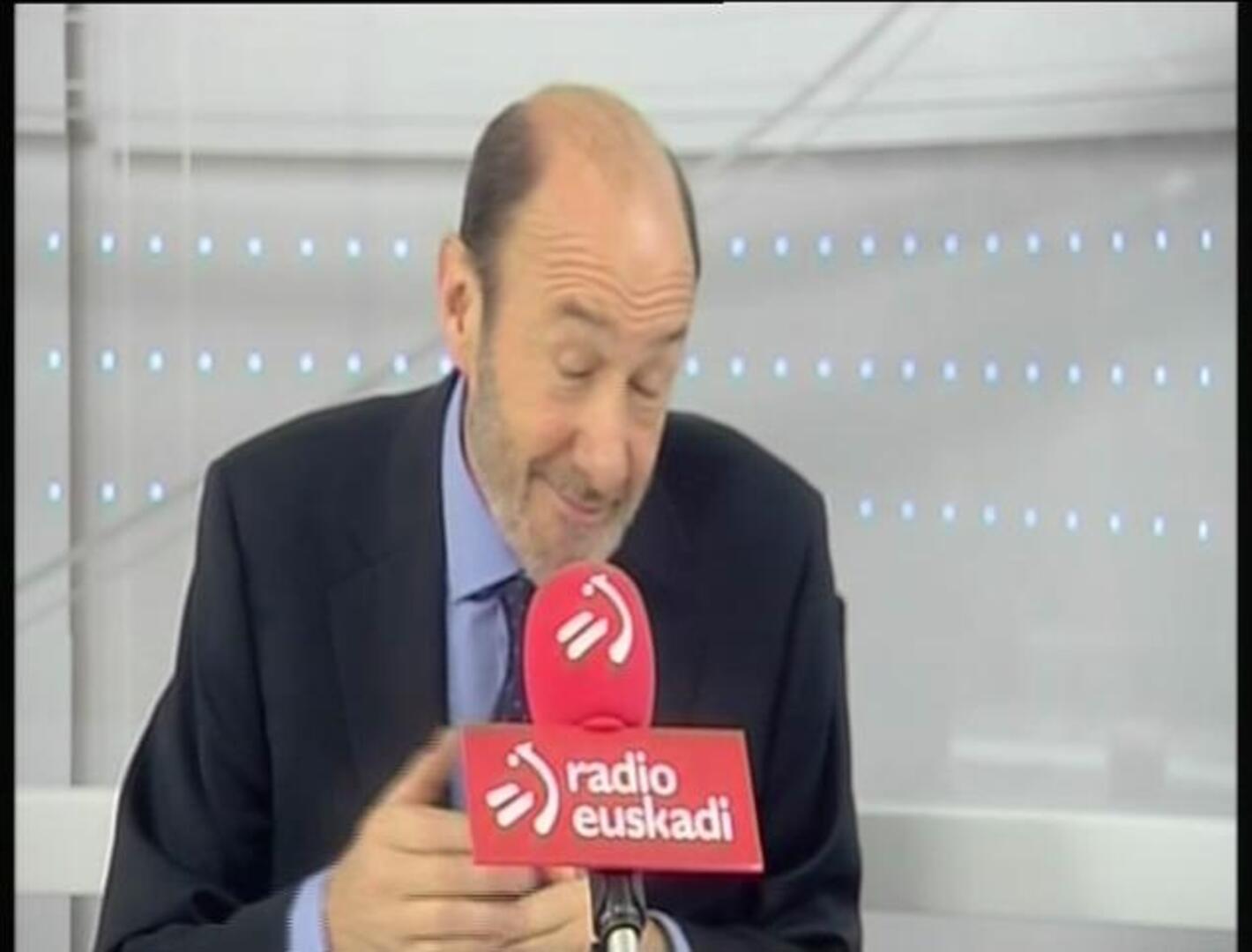 Rubalcaba dice que examinará la política antiterrorista si gana porque «la violencia ha acabado»