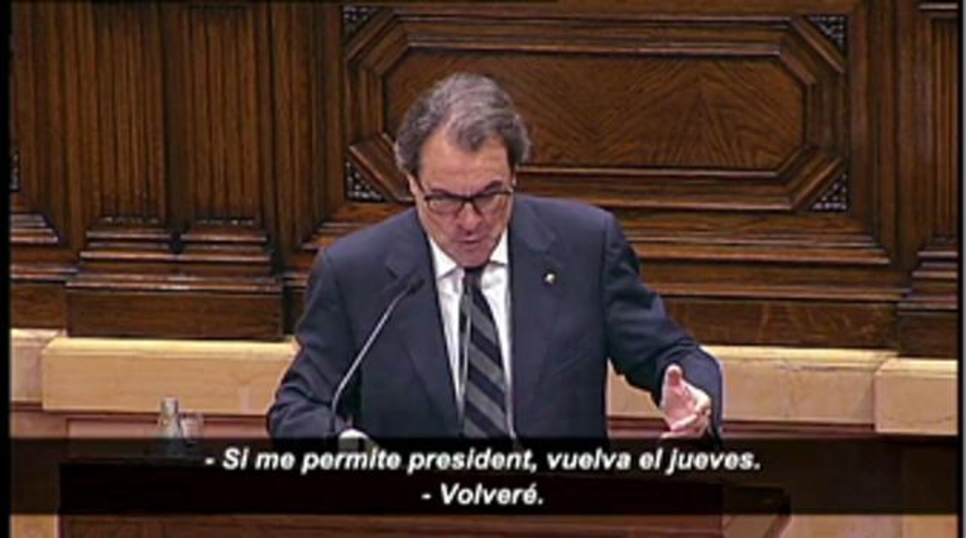 Los diputados de la CUP Antonio Baños (c), y Benet Salellas (i) a su salida del Palau de la Generalitat donde han mantenido una reunión con Mas