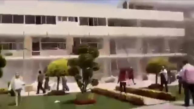 Equipos de rescate en uno de los edificios derruidos por el terremoto de Mexico