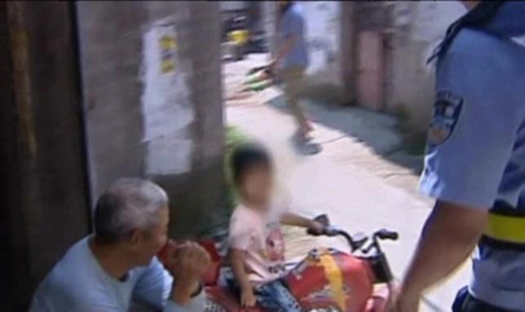 Un niño de tres años, en moto y en dirección contraria, por la ciudad china de Wenzhou