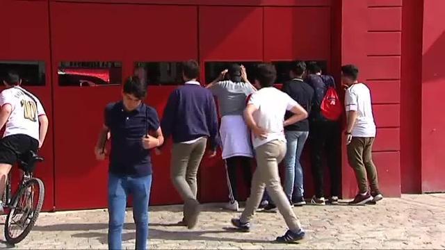Protestas de la afición del Sevilla ante el Consejo de Administración del equipo