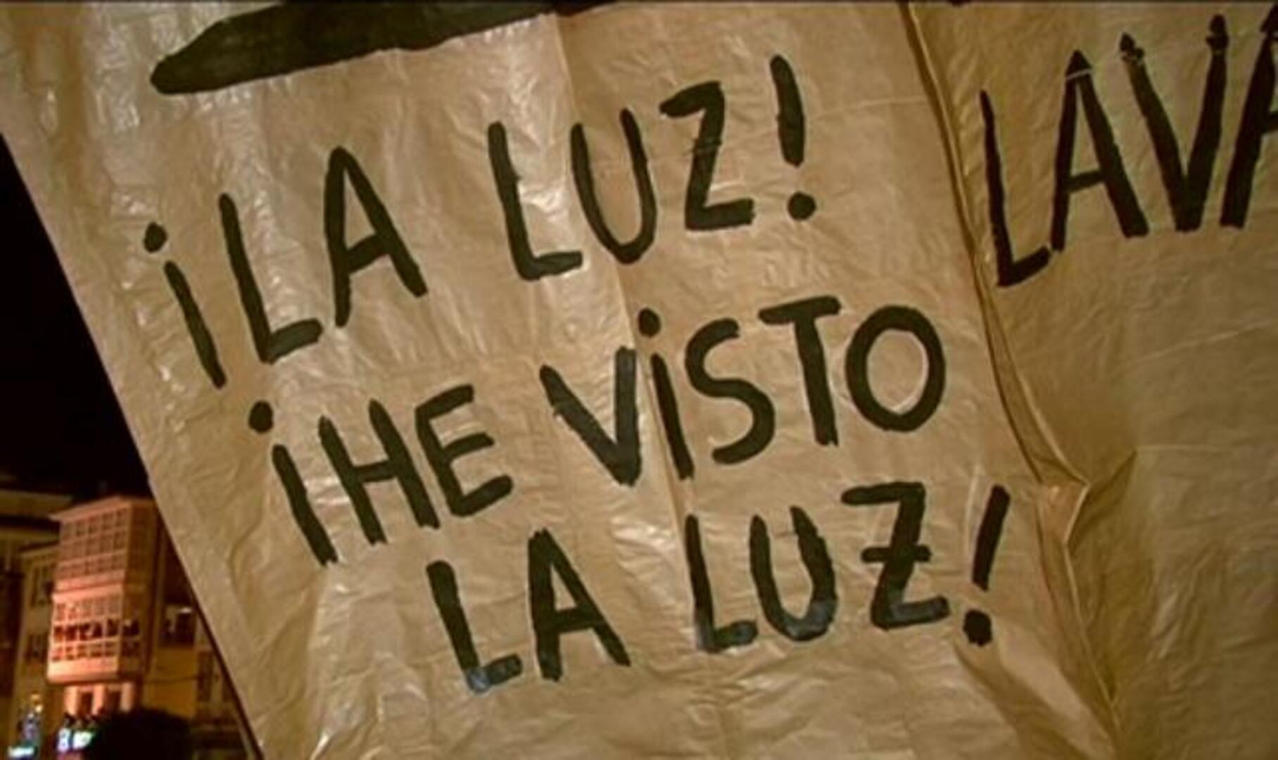 El globo de papel más grande del mundo arde como una falla contestataria en Betanzos