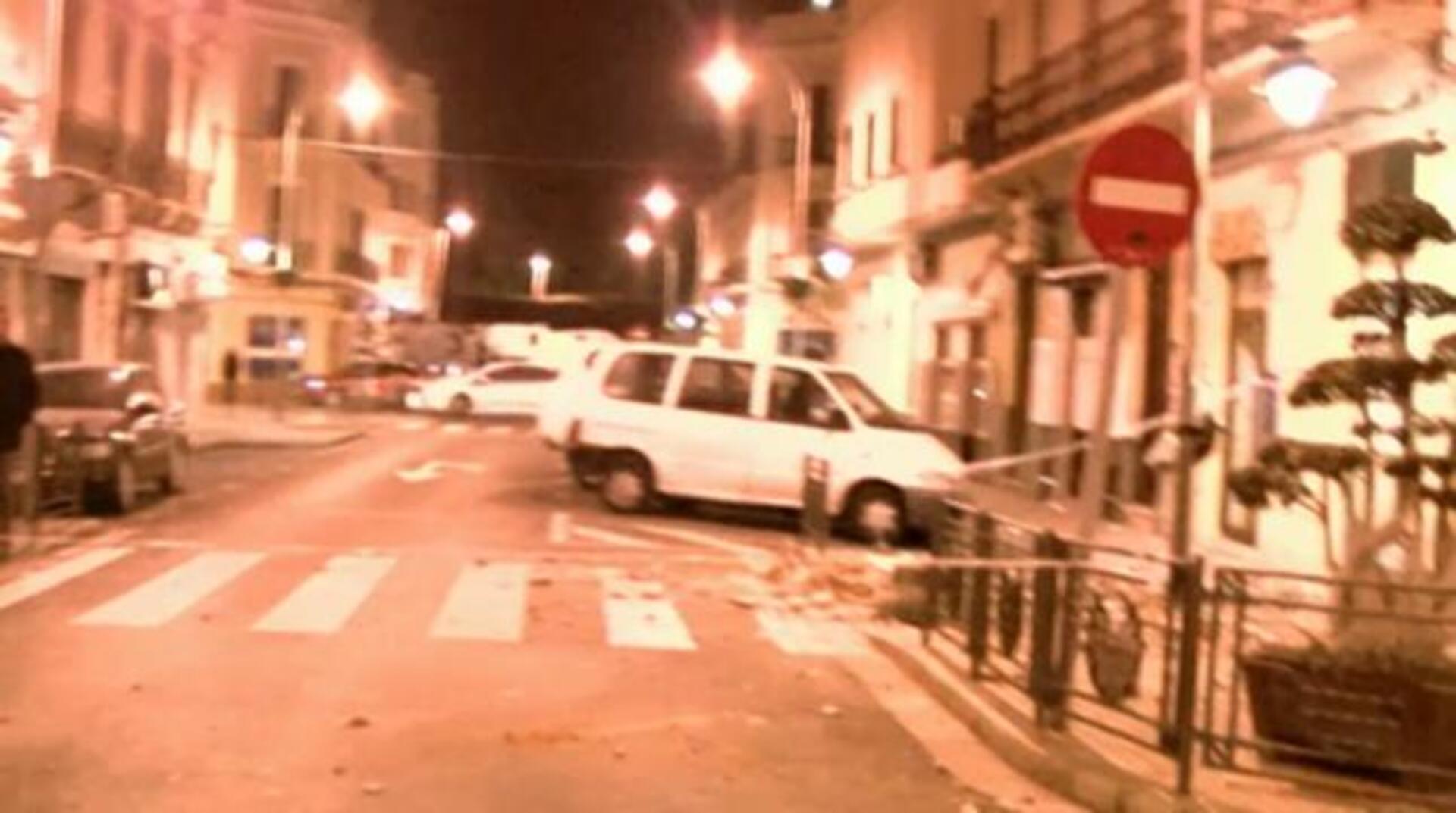 Cascotes caídos en un edificio en Melilla