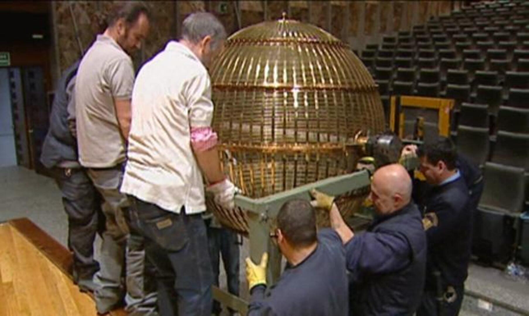 Los bombos que repartirán la suerte en el sorteo de Navidad ya están en el Palacio de Congresos