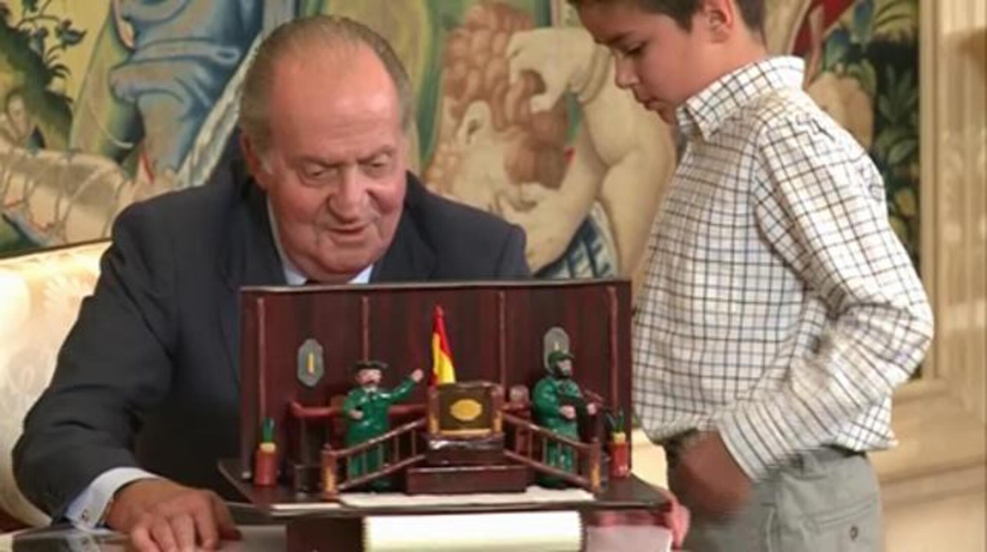 «...De esta forma os digo/ al son de este rap/ que menudo Rey/ es Su Majestad»