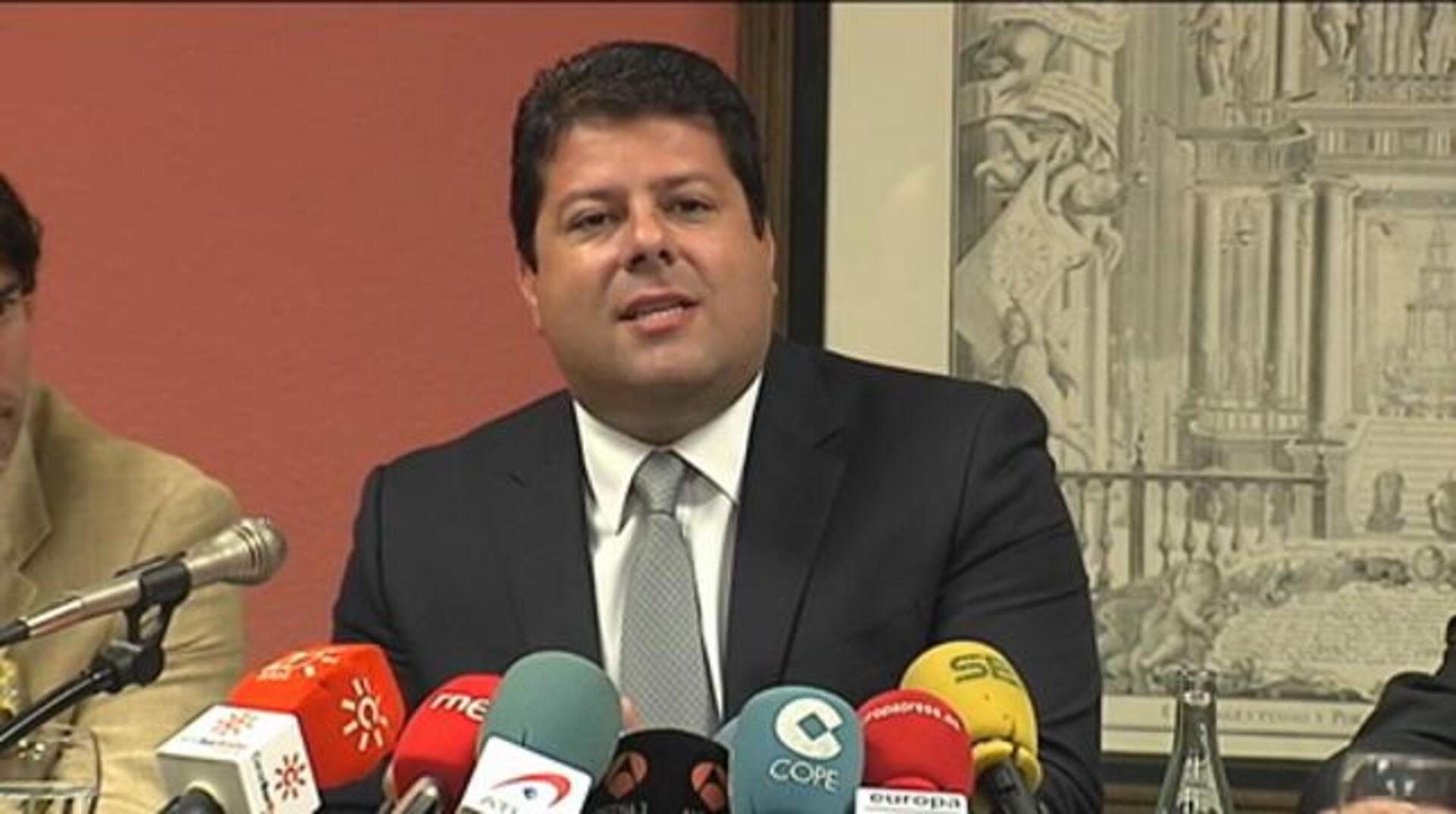 Entregan a Picardo una bandera pirata entre gritos de «Gibraltar español»