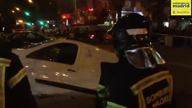 Un socavón &#039;engulle&#039; dos turismos en Madrid