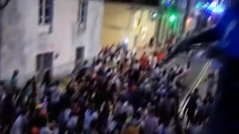 Vídeo: La Guardia Civil revisa con la madre de Diana imágenes de videoaficionados