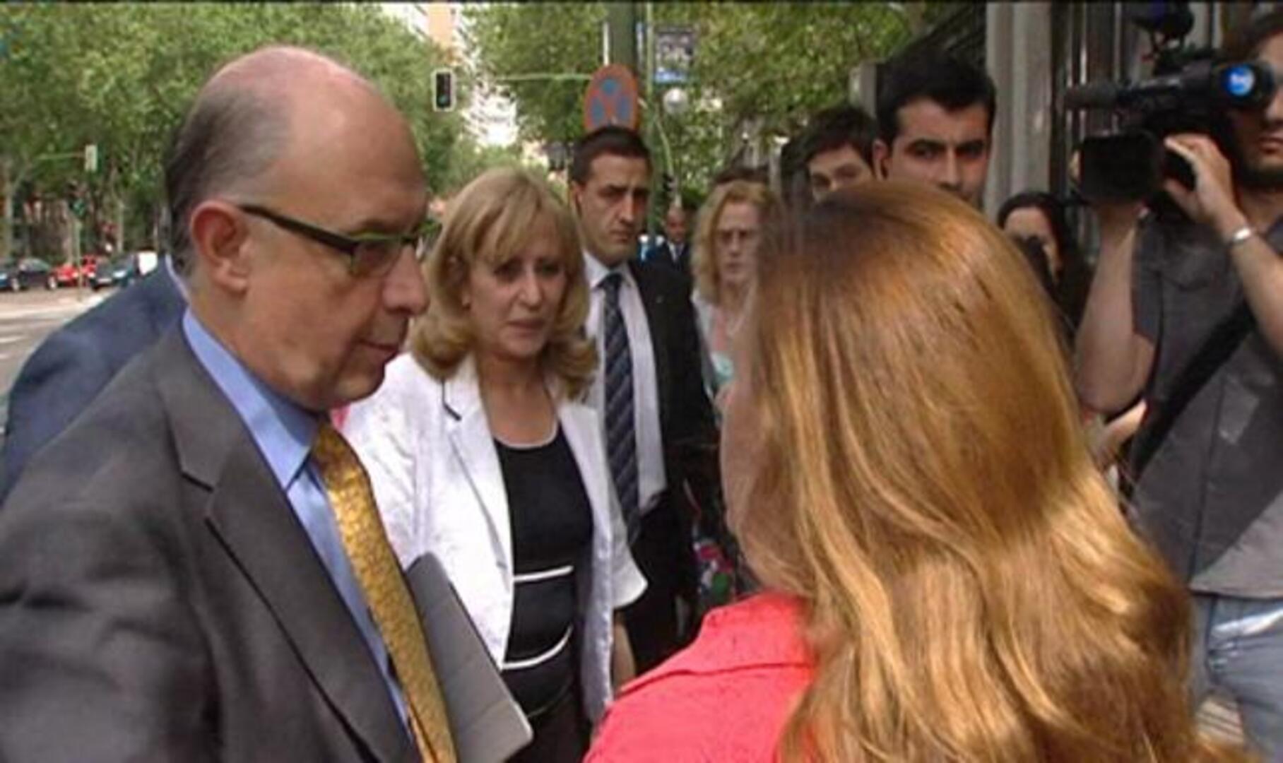 Una señora aborda a Montoro: «Llevo trabajando desde los 13 años y como me lo quiten, mato»