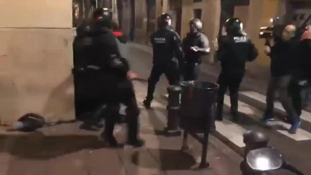 Graves altercados en una manifestación por el desalojo de un edificio &#039;okupa&#039; en Barcelona