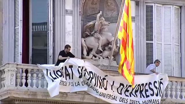 Torra quita los lazos amarillos y los sustituye por una pancarta a favor de la libertad de expresión