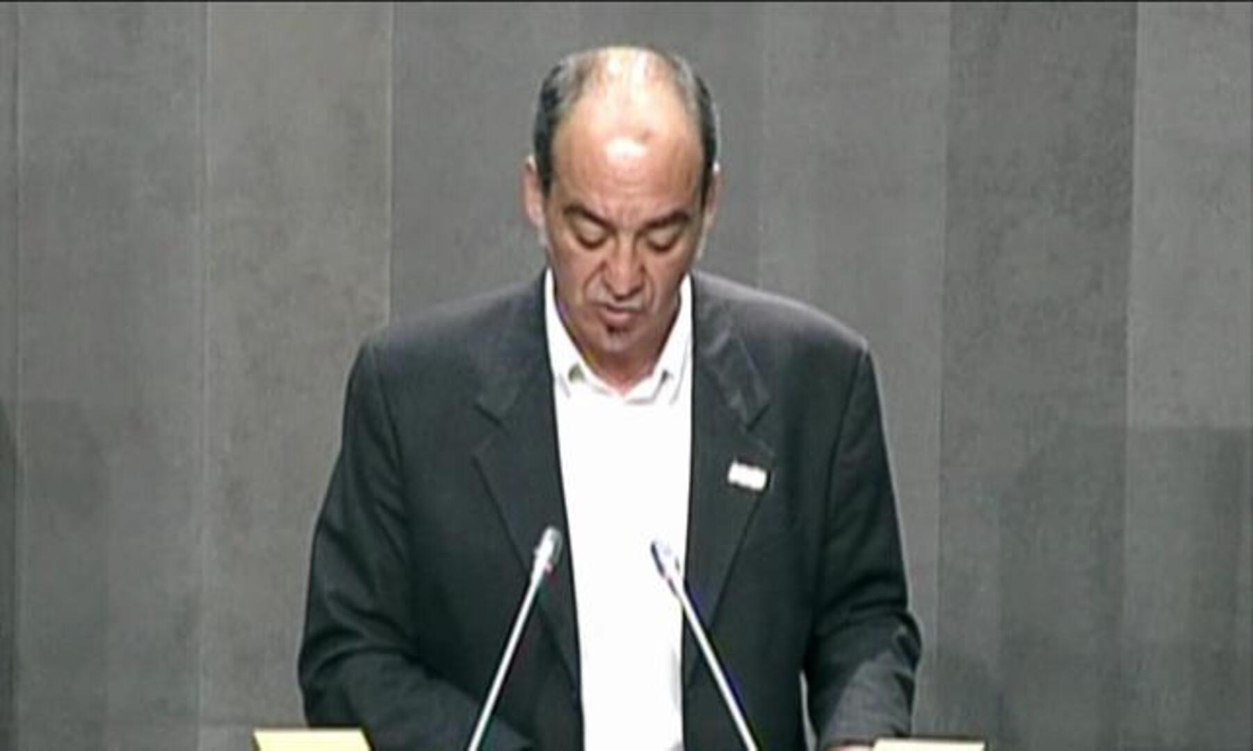 Un pin con el número de presidiario de Otegi