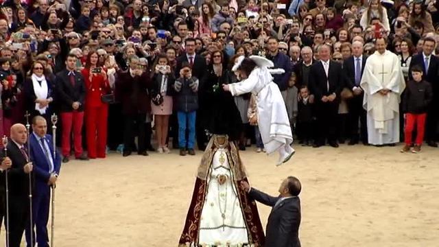 Emoción y aplausos en la Bajada del Ángel de Peñafiel