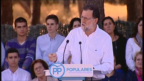 Mariano Rajpy ayuda a preparar una paella para militantes del PP en Zaragoza