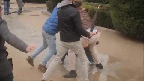 Lagarder Danciu, a las puertas de la sede del PSOE en Ferraz el día de la dimisión de Sánchez