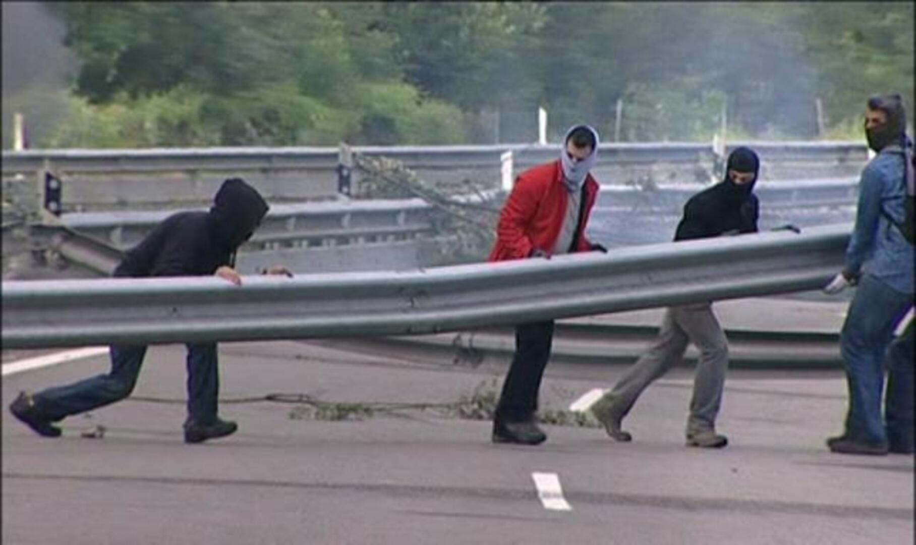 Los mineros lanzan proyectiles caseros contra la Guardia Civil en Asturias