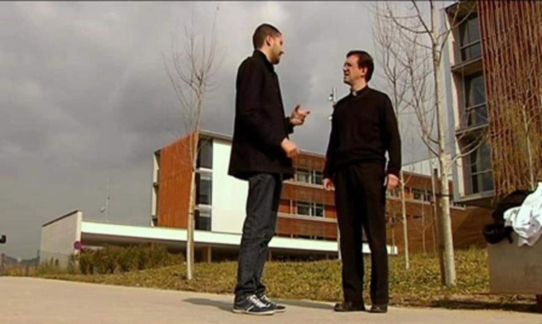 El obispo más joven de España se baja el sueldo para ayudar a los necesitados