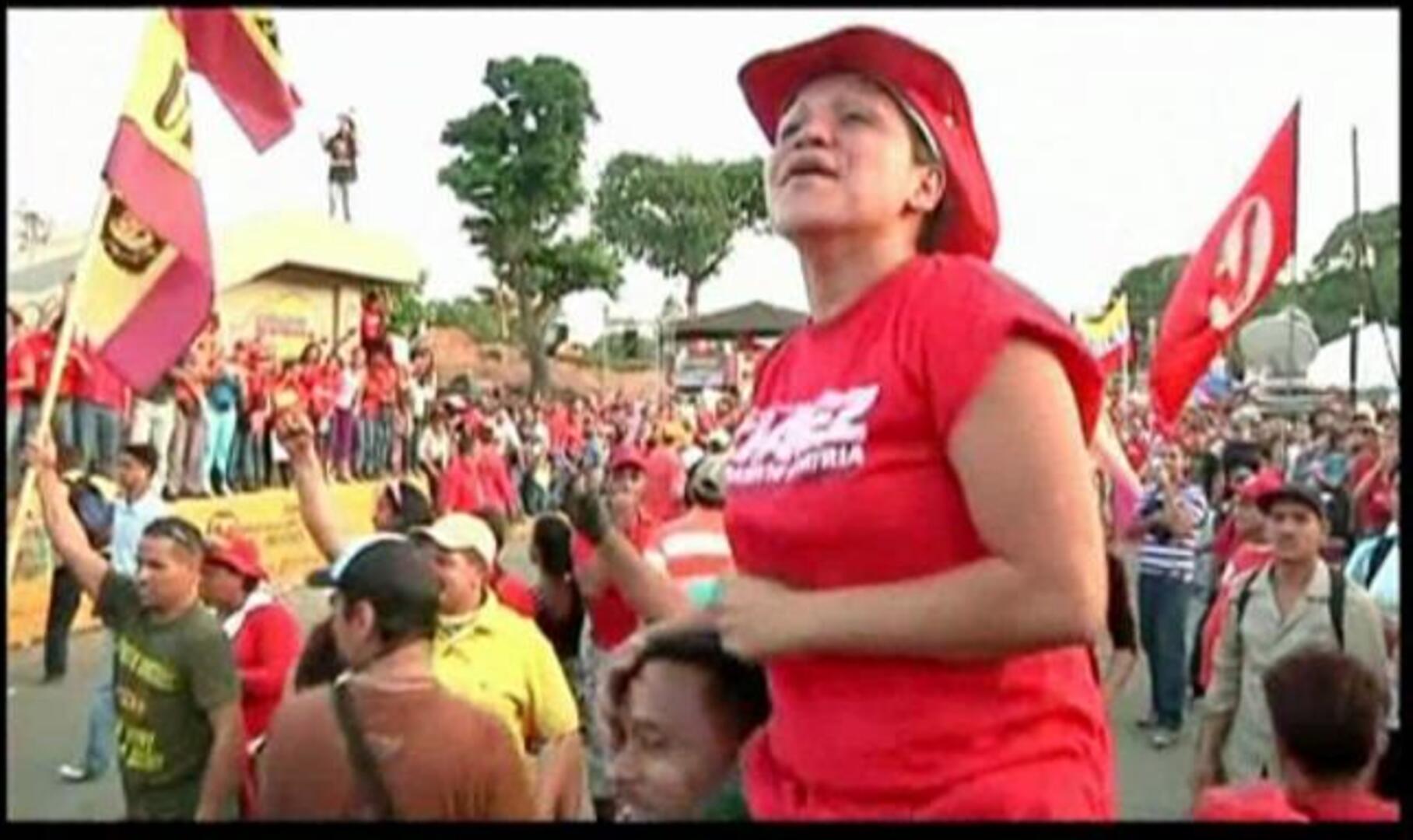 Chávez arenga a sus seguidores cual estrella del rock