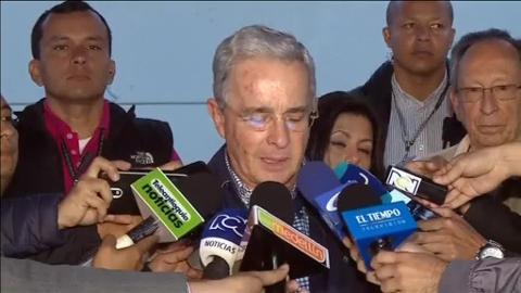 Un grupo de personas se reúne para celebrar el nuevo acuerdo de paz entre el Gobierno de Colombia y las FARC