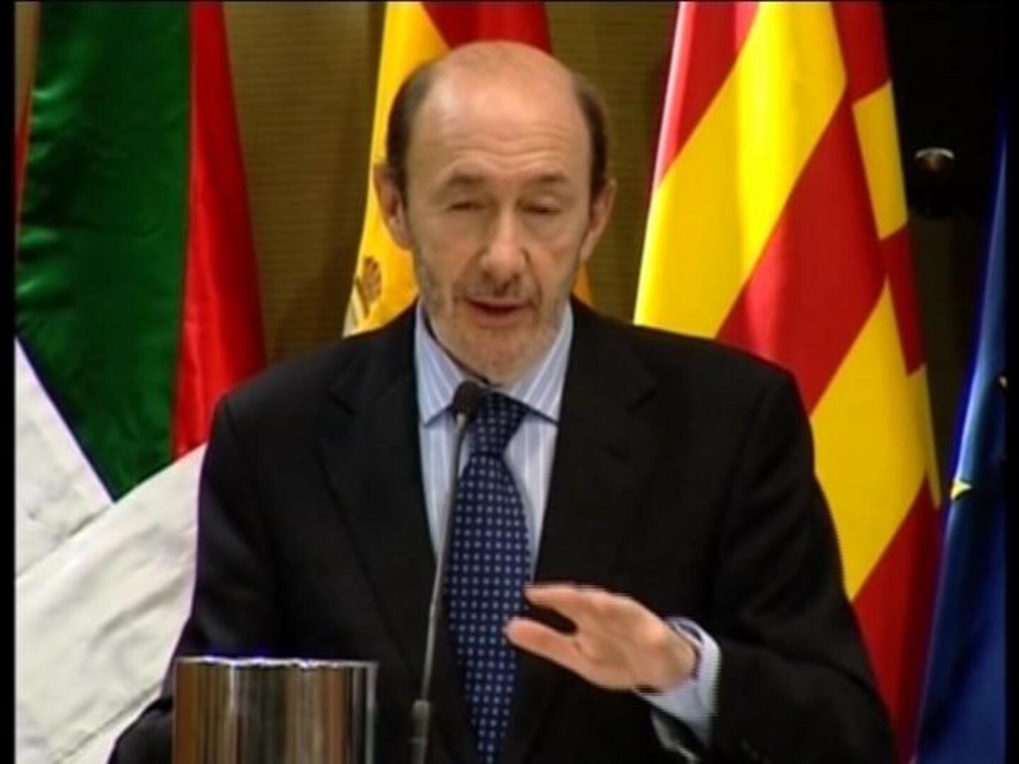 Rubalcaba: «Si tengo que desmentir los rumores, hoy nos quedamos sin comer»