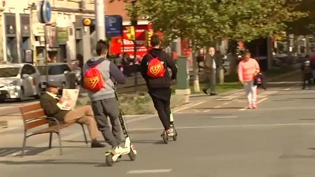 Se busca al conductor de un patinete eléctrico circulando en dirección contraria