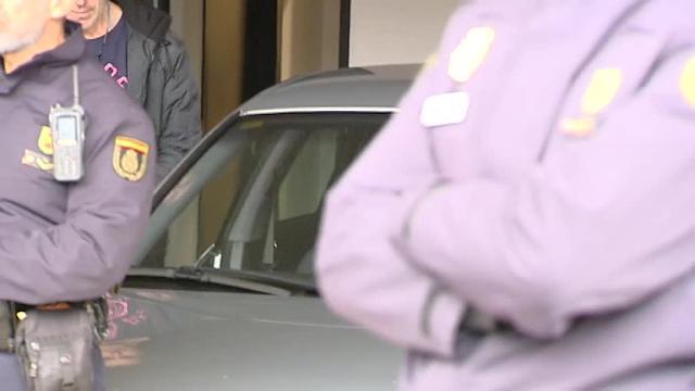 Vídeo: "El chicle" y su mujer acuden a declarar ante el juez