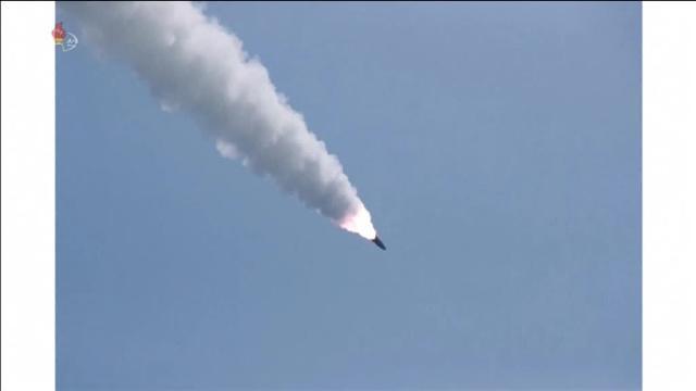 Corea del Norte difunde imágenes de Kim Jong Un supervisando el lanzamiento de cohetes de largo alcance