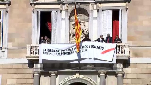 La Generalitat tapa la pancarta con otra con el mismo mensaje pero con un lazo blanco