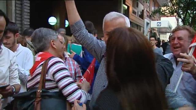 Afines a Pedro Sánchez se congregan en Ferraz al grito de «¡Pedro, presidente!»