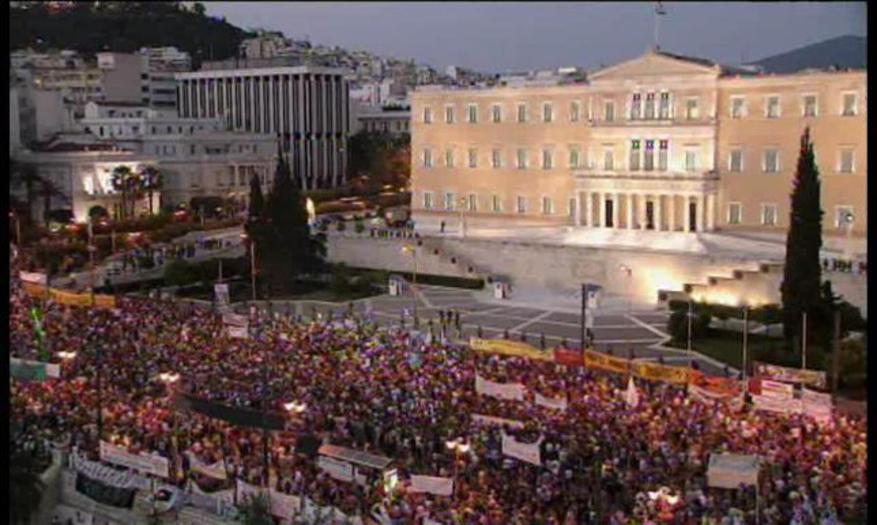 Los griegos se echan a la calle para protestar contra las medidas de austeridad