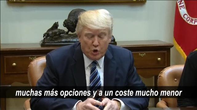 El presidente estadounidense, Donald Trump (c), habla antes de firmar una orden ejecutiva titulada «Plan Integral para la Reorganización del Poder Ejecutivo», después de firmarla en la Casa Blanca, en Washington, Estados Unidos, hoy, 13 de marzo de 2017