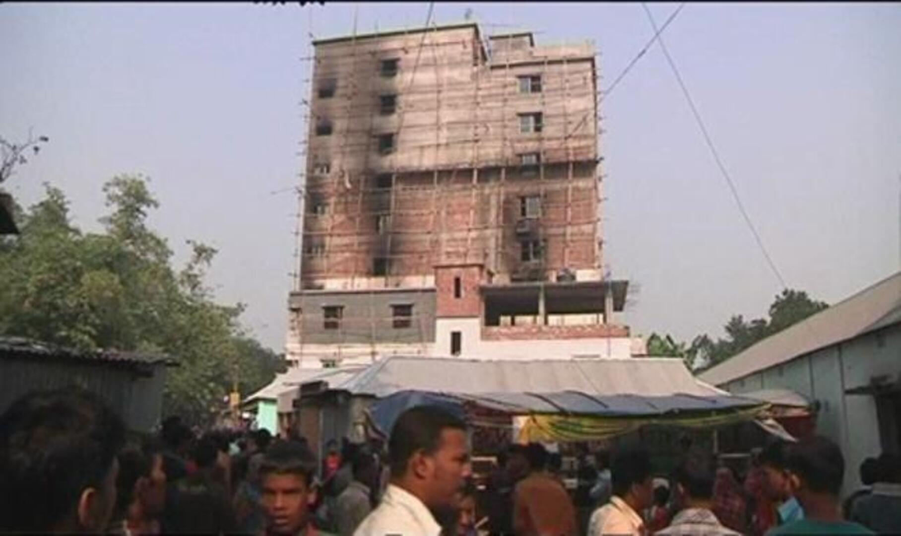 Al menos 120 muertos en un aparatoso incendio en una fábrica textil de Bangladesh