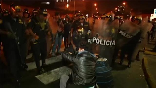 Violentas manifestaciones en Lima tras la renuncia de Kuczynski
