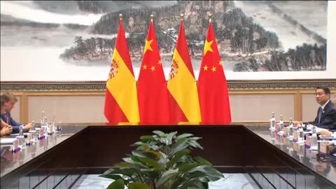 Vídeo: El presidente del Gobierno español en funciones, Mariano Rajoy (i), saluda al presidente chino, Xi Jinping
