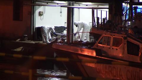 Fotografía facilitada por Salvamento Marítimo de sus efectivos rescatando una patera con cinco inmigrantes