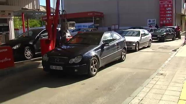 Largas colas en gasolineras españolas por el desabastecimiento en Portugal