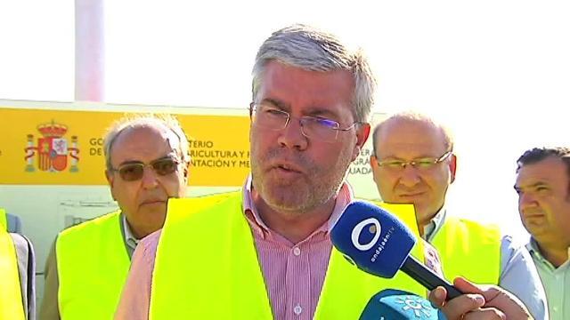 Carles Puigdemont y el consejero Santi Vila, con Joaquim Gay de Montellà, de Fomento, y Javier Pacheco, de CCOO