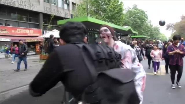 Cientos de &#039;zombies&#039; toman las calles de Santiago de Chile