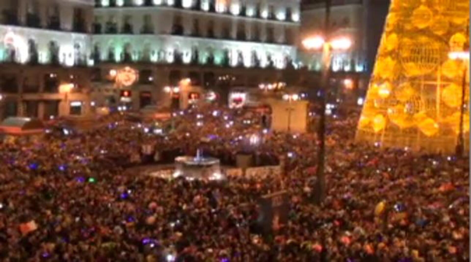 Panorámica de la Puerta del Sol durante las últimas campanadas de Fin de Año
