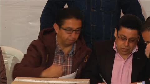 Una mujer prepara un puesto de votación para el plebiscito que se celebra en Colombia