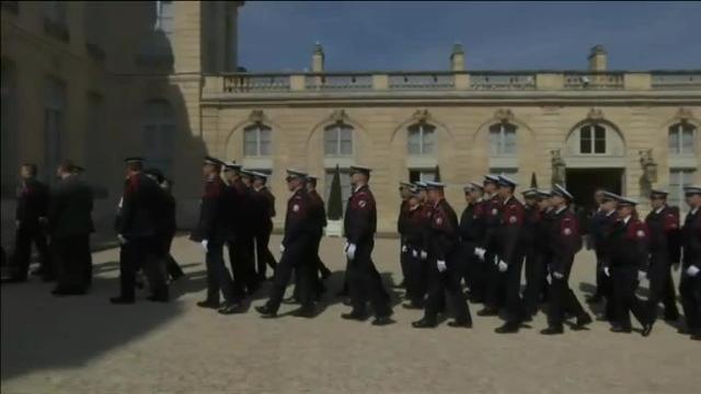 Los bomberos que salvaron Notre Dame, homenajeados en el Elíseo