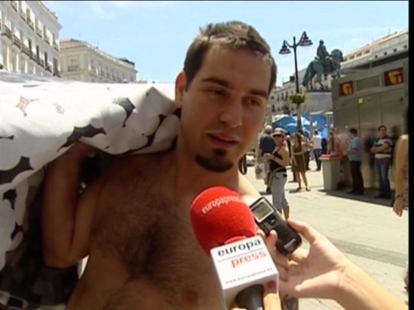 Los «indignados» se retiran y limpian la Puerta del Sol a ritmo de fiesta