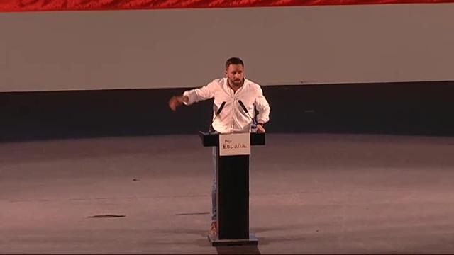 Abascal abarrota el palacio de Congresos de Oviedo apelando &quot;al sentido comun&quot; tras visitar la basílica de Covadonga