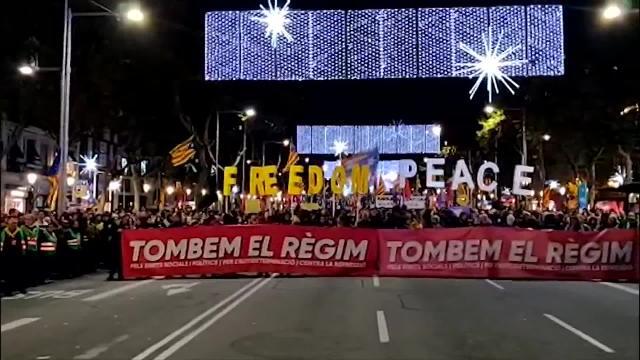 Miles de personas empiezan la manifestación &#039;Tumbemos el régimen&#039; en Barcelona
