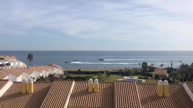 La espectacular persecución de película de una narcolancha en una playa de Málaga