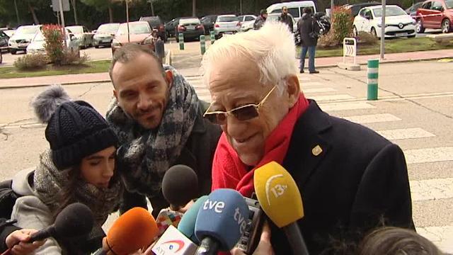 1997: La periodista paloma Gómez Borrero entrega a SU Santidad el Papa, un ejemplar de su obra «Juan Pablo, amigo»